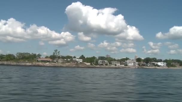 Edificios frente al mar (3 de 4 ) — Vídeo de stock