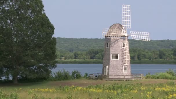 Ветряная мельница на воде — стоковое видео
