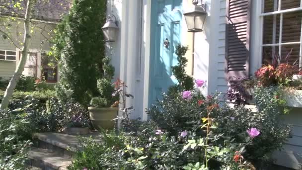 Antigua casa en la calle principal con flores y escalones de piedra — Vídeo de stock