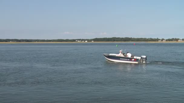 Motorboot fährt im Wasser hinaus — Stockvideo