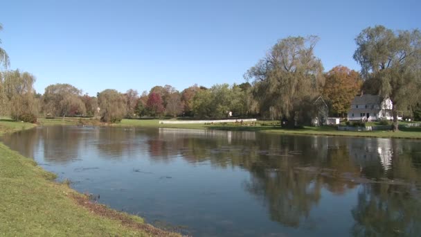 Lago da cidade pequena (3 de 5 ) — Vídeo de Stock