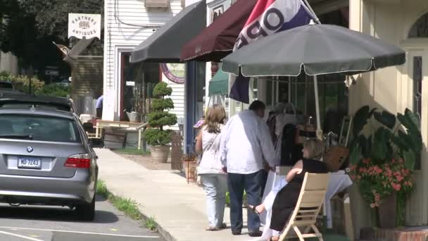 Gente comprando en una venta en la acera (2 de 2 ) — Vídeo de stock