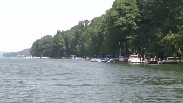 Човни, приватно причалені вздовж річки — стокове відео