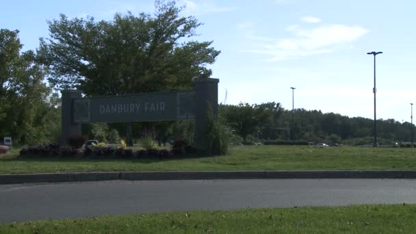 Teken voor Danbury Fair met verkeer in achtergrond — Stockvideo