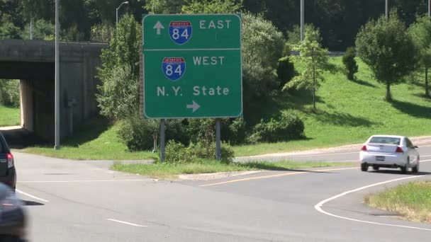 Route 84 Schild an der Autobahnauffahrt (2 von 2) — Stockvideo