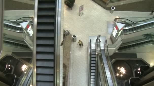 Einkäufer in Einkaufszentrum in der Nähe von Rolltreppen und Aufzügen — Stockvideo