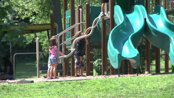 Niños en el parque en el parque — Vídeos de Stock