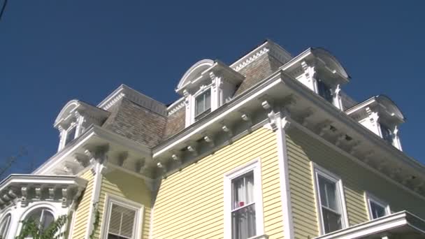 Looking up to top of quaint three story building — Stock Video