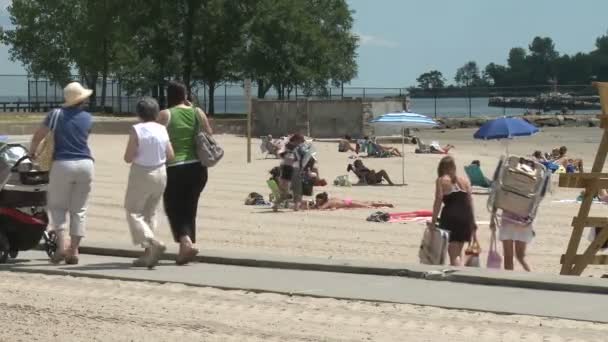 Spiaggia affollata (1 di 10 ) — Video Stock
