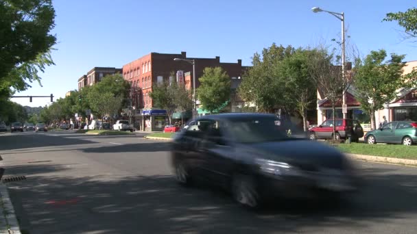 Tráfico bajando por la calle principal (2 de 2 ) — Vídeo de stock