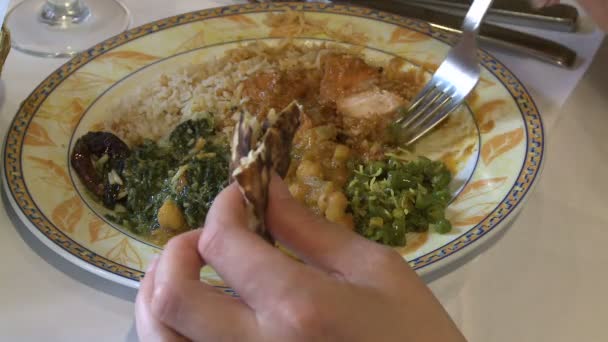 Personas comiendo en el restaurante — Vídeo de stock
