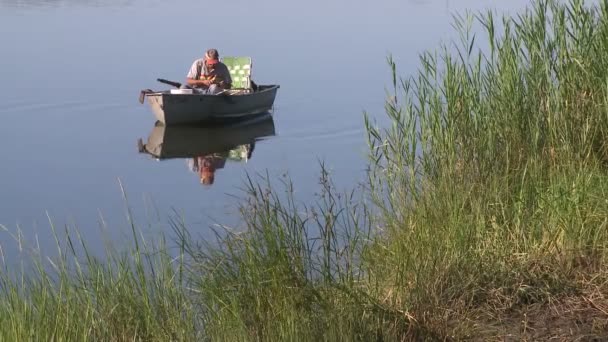 Людина риболовля на річці — стокове відео