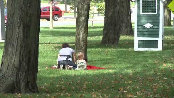 Genieten van een middag in het park (1 van 5) — Stockvideo