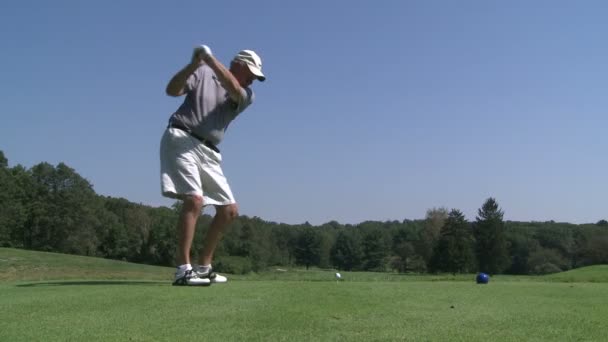 Golfer driving ball down fairway — Stock Video