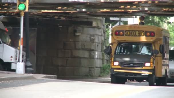 Autobuze școlare pe traseu (1 din 6 ) — Videoclip de stoc