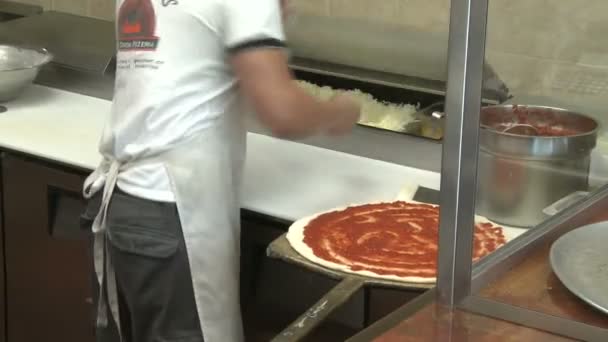 Hombre haciendo pizza (3 de 4 ) — Vídeo de stock