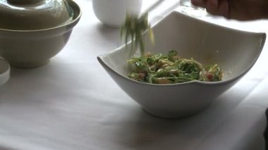 İnsanlar restoranda yemek yiyor.