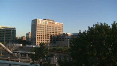 USB Yatırım Bankası ve tren istasyonu (1 / 3)