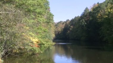 İki dağ arasında göl