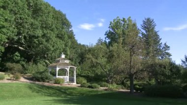 Gazebo (1 / 2 küçük bir tepe üzerinde)
