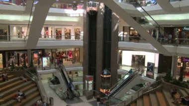 alışveriş alışveriş merkezinde Yürüyen merdivenler ve asansörler