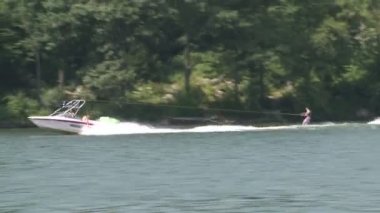 Bir kayakçı (1 / 2 çekerek sürat teknesi)