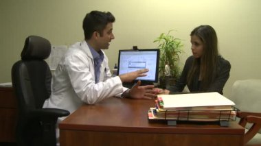 Bir hastayla ilgili bir yaşamı tehdit eden Tanı ile danışmanlık doktor