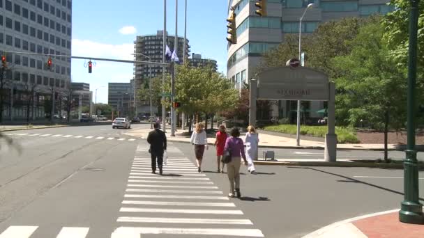 Pedestres em passarela no centro de Stamford — Vídeo de Stock