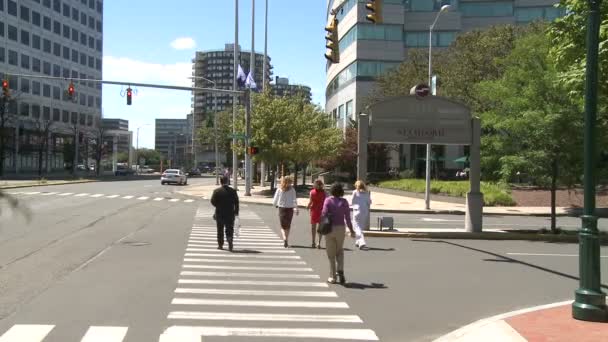 Fotgängare i övergångsställe i Downtown Stamford — Stockvideo