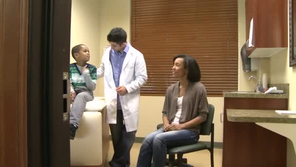 Um médico examina um paciente jovem — Vídeo de Stock