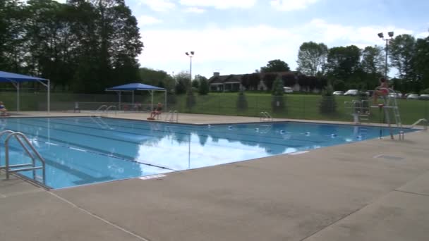 Poolen på lokala fritidsområde (2 av 2) — Stockvideo