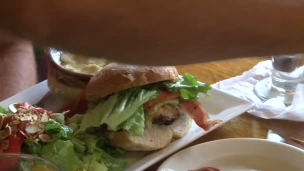 Люди едят в ресторане — стоковое видео