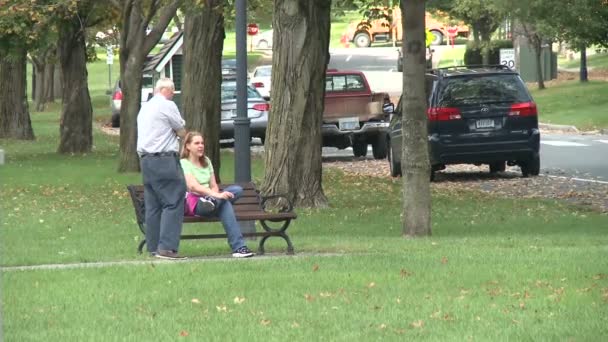 Conversando em um banco de parque (1 de 4 ) — Vídeo de Stock