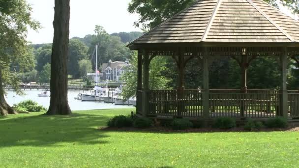 Gazebo junto al agua (2 de 2 ) — Vídeos de Stock