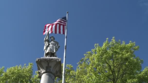 Monumento accanto alla bandiera americana (2 di 2 ) — Video Stock