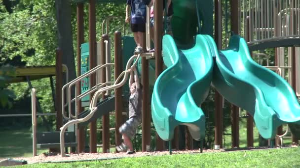 Crianças no parque infantil no parque — Vídeo de Stock