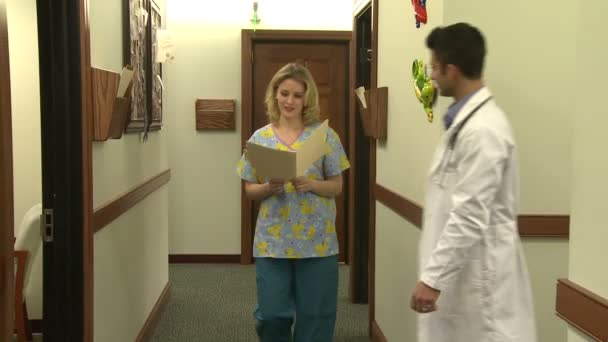 Γιατρός συνεννοείται με μια ιατρική βοηθός ή νοσοκόμα — Αρχείο Βίντεο