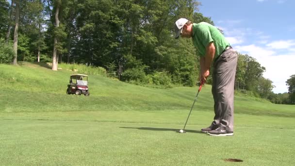 Golfer versenkt Putt — Stockvideo