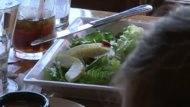İnsanlar restoranda yemek yiyor. — Stok video