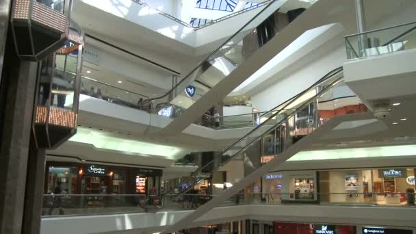 Alışveriş alışveriş merkezinde Yürüyen merdivenler ve asansörler — Stok video