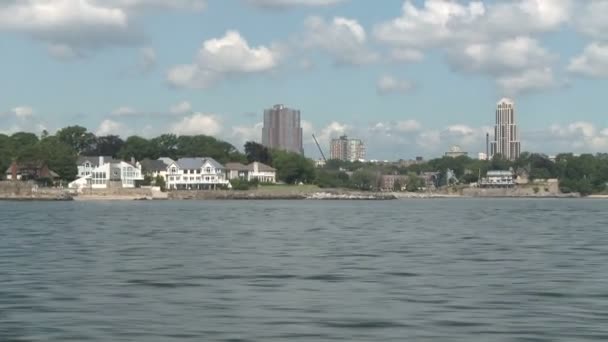 Edificios frente al mar (2 de 4 ) — Vídeo de stock