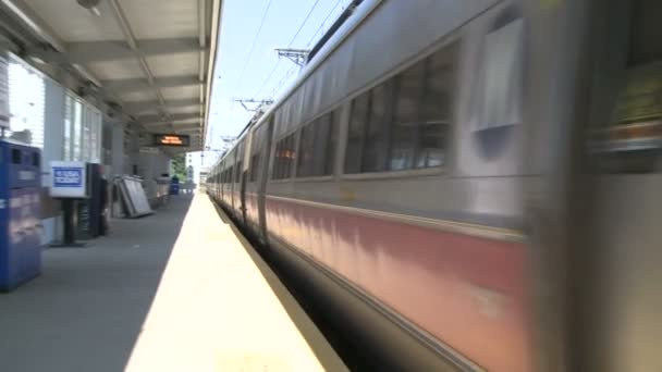 Comboio a sair da estação de Stratford — Vídeo de Stock