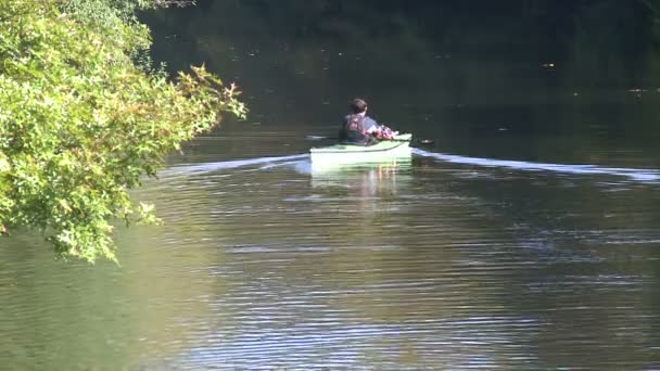 Hombre en kayak flotando en el lago — Vídeo de stock