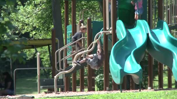 Crianças no parque infantil no parque — Vídeo de Stock