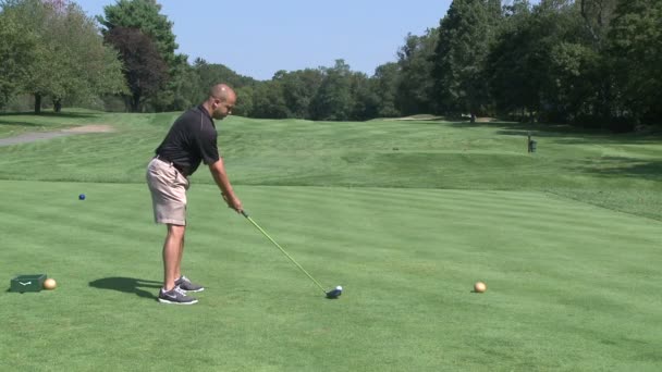 Golfer drijvende bal van fairway — Stockvideo