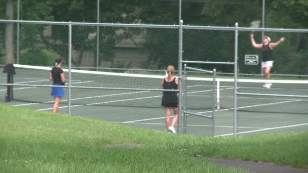 Kvinnor som spelar tennis på park (2 av 4) — Stockvideo