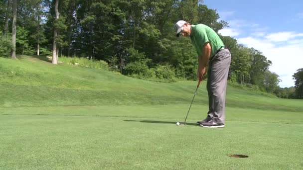 高尔夫球选手尝试推杆 (2 的2) — 图库视频影像