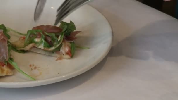 在餐馆吃饭的人 — 图库视频影像