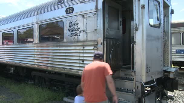 Oude trein geparkeerd voor mensen om naar te kijken (4 van 4) — Stockvideo