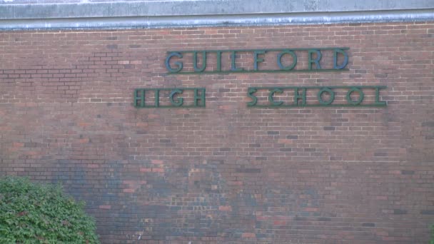 Знак для середньої школи на стороні будівлі школи — стокове відео